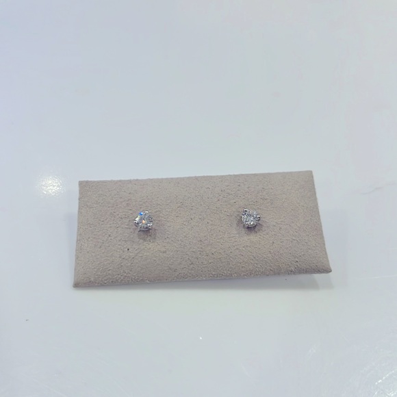CHARLES & COLVARD FOREVERONE NEAR COLORLESS 1/2 CTWMOISSANITE EARRINGS BRAND NEW - Picture 2 of 4